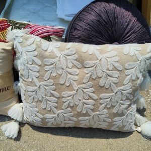 Decorative throw pillow